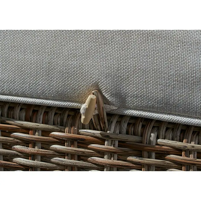 Taburete reposapiés Gotland - L x An x Al: 61 x 51 x 40 cm, Arena - Vista detallada de un mueble de exterior con un cojín gris claro fijado a un marco tejido con un botón de palanca.