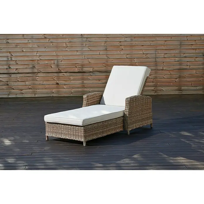 Tumbona de jardín Gotland - 83,5 x 206 x 26 cm, Arena, Acero, Respaldo regulable - Imagen de una tumbona de exterior con muebles de ratán beige y cojines blancos sobre una terraza de madera oscura contra una pared de madera.