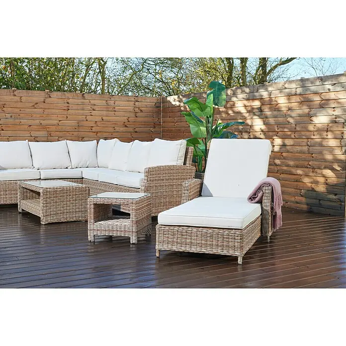 Tumbona de jardín Gotland - 83,5 x 206 x 26 cm, Arena, Acero, Respaldo regulable - Elegante mobiliario de jardín de ratán con cojines blancos, que incluye sofá, mesa y tumbona. Perfecto para relajación al aire libre con estilo.