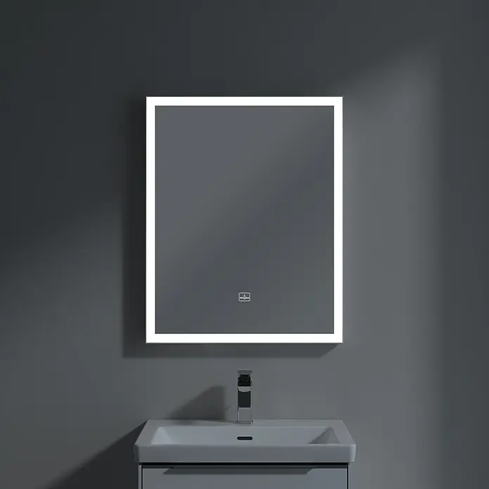 Villeroy & Boch Subway 3.0 Lichtspiegel - 60 x 75 cm, White Matt - Ein quadratischer, beleuchteter Badezimmerspiegel hängt über einem Waschbecken, das ein modernes und elegantes Design zeigt.