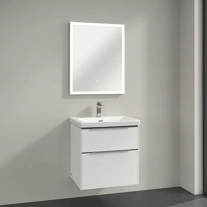 Villeroy & Boch Subway 3.0 Lichtspiegel - 60 x 75 cm, White Matt - Ein elegantes Badezimmer-Ensemble mit einem weißen Waschtischunterschrank und einem beleuchteten Spiegel für moderne Akzente.