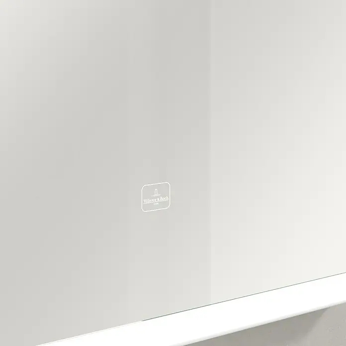 Villeroy & Boch Subway 3.0 Lichtspiegel - 60 x 75 cm, White Matt - Detailaufnahme einer Villeroy & Boch Badewannenabtrennung mit Herstellerlogo. Das elegante Design und die hochwertige Verarbeitung stehen im Vordergrund.