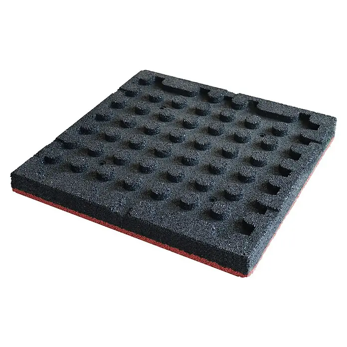 Fallschutzmatte EPDM - Rot, 50 x 50 x 5 cm - Nahaufnahme einer quadratischen, dicken, schwarzen Gummi-Bodenmatte mit Noppen und einer roten Unterschicht.