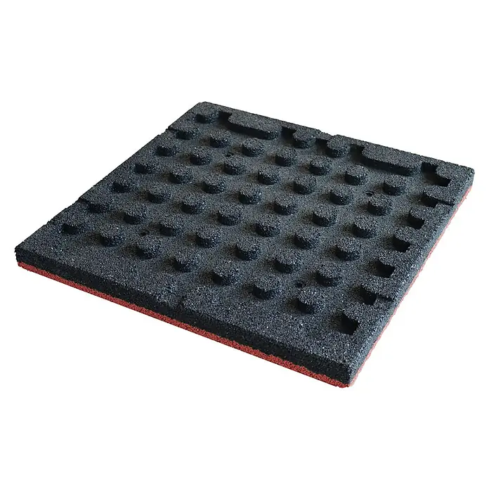 Fallschutzmatte EPDM - Rot, 50 x 50 x 4 cm - Isometrische Ansicht einer taktilen Bodenfliese mit abgerundeten Noppen auf einer schwarzen Oberfläche und einer roten Unterseite.