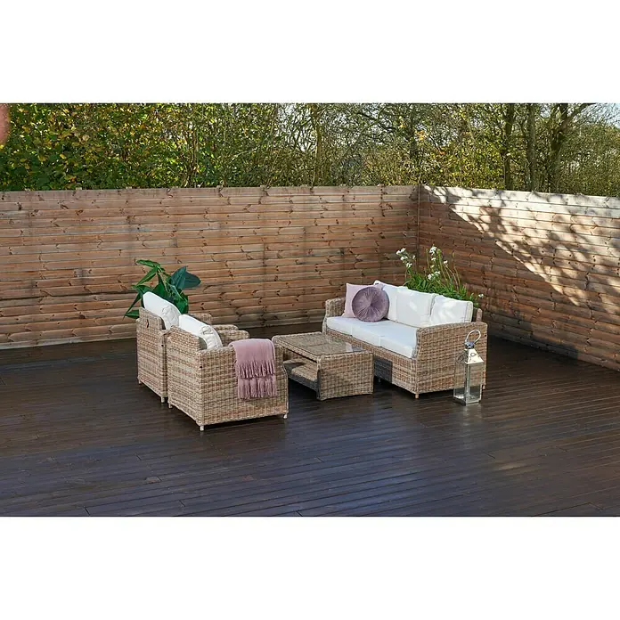 Sillón de exterior Gotland - An x Pr x Al: 80 x 81 x 77 cm, Aluminio/Ratán sintético, Beige - Elegante mobiliario de jardín de ratán con mesa de centro y cojines cómodos en un patio de madera, ideal para relajarse.