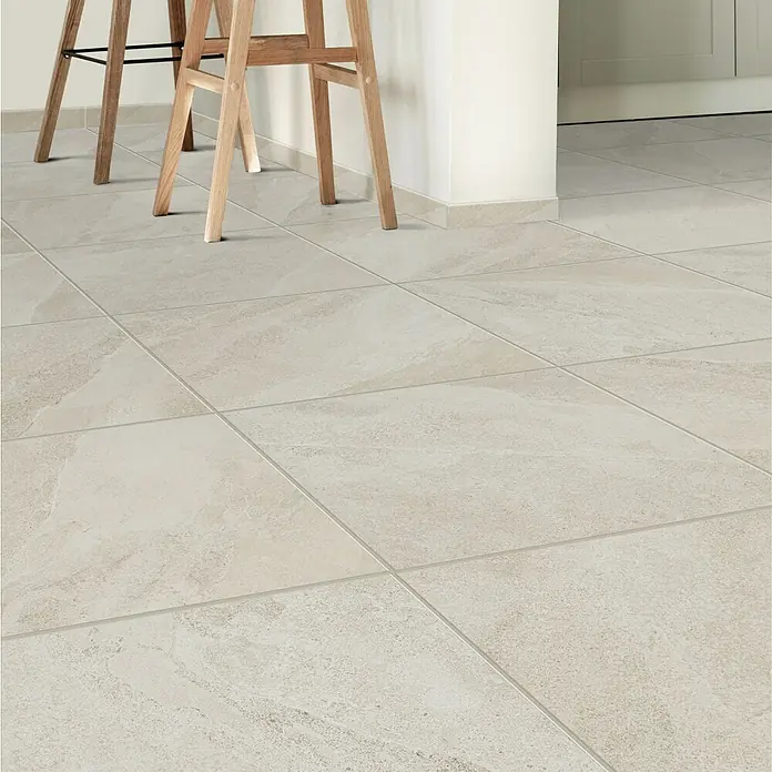 Steingutfliese Aramis - 45 x 45 cm, Beige, Matt - Bodenansicht von beigen Fliesen mit feiner Textur, verlegt in einem klaren, modernen Muster für ein helles Raumgefühl.