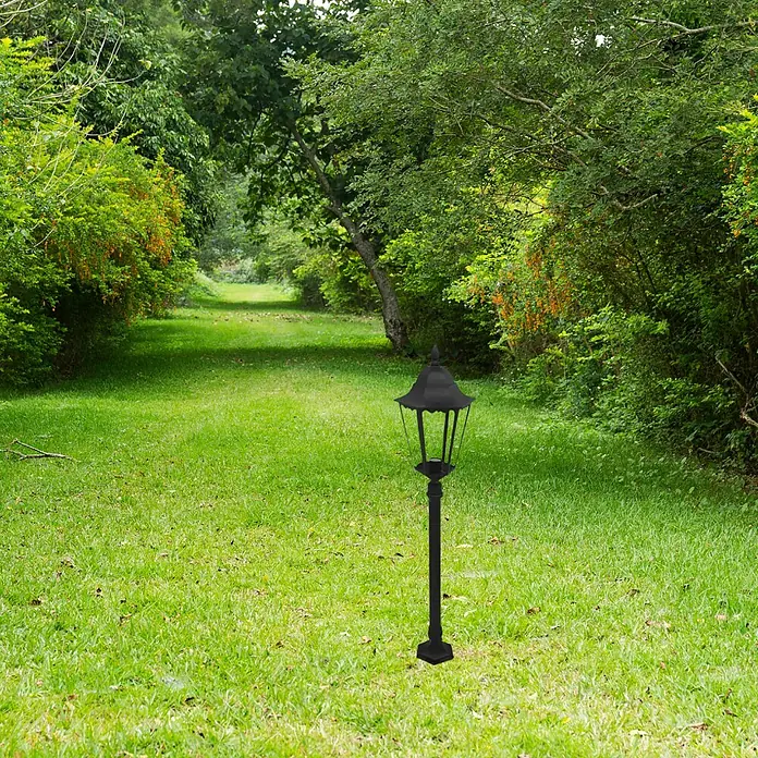 Panaled Vagg Lámpara de pie para exterior - Color del marco: Negro, Sin bombillas - Farola decorativa de jardín de metal negro sobre césped verde, perfecta para crear iluminación exterior ambiental.