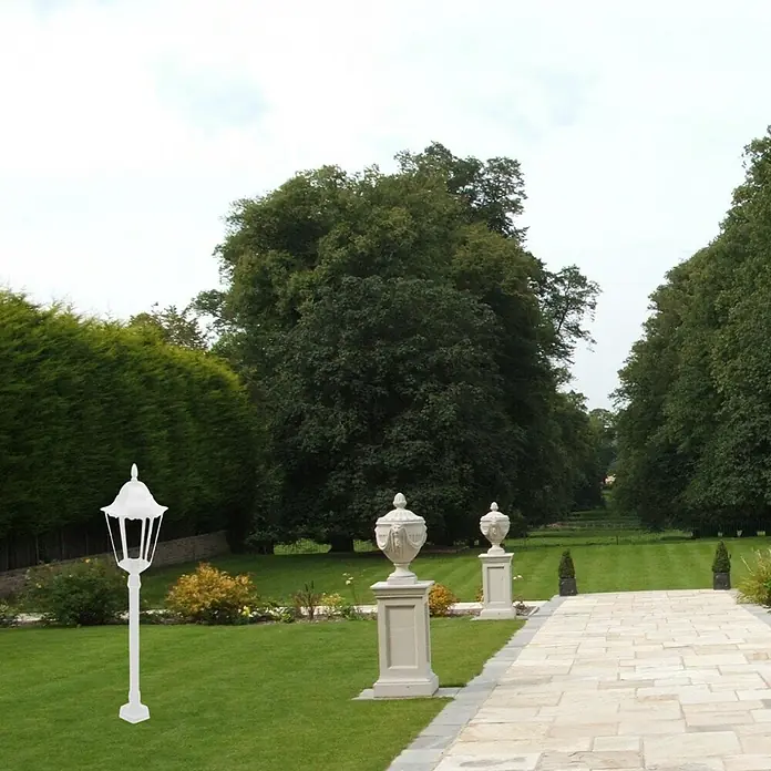 Panaled Vagg Lámpara de pie para exterior - Color del marco: Blanco, Sin bombillas - Elegante farol de jardín con un diseño clásico. El farol es un elemento de decoración elegante para jardines y exteriores.