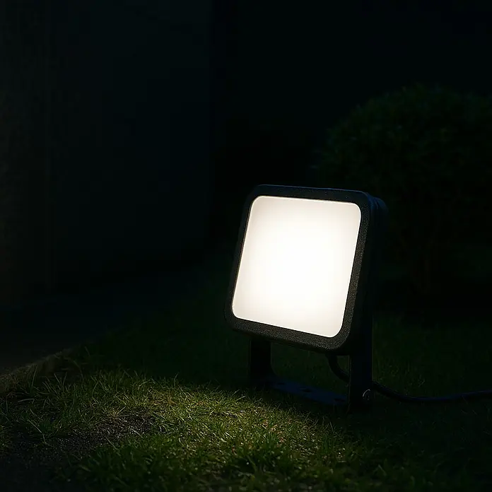 Garza Smart Home Foco LED para exterior Wifi - 45 W, L x An x Al: 4,4 x 10,5 x 11 cm, IP65 - Un foco cuadrado ilumina el césped por la noche, su luz brillante ilumina el entorno.