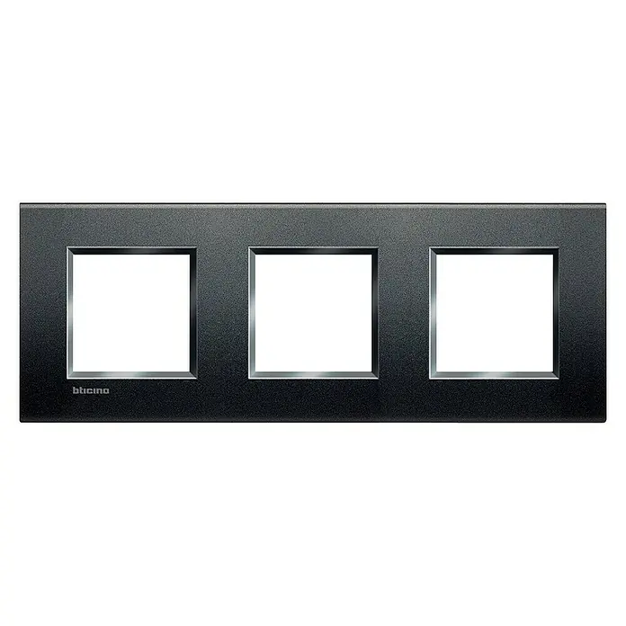 Bticino Living Light Marco - Antracita, Modelo de mecanismos: x 3, Plástico, Instalar - La imagen muestra una placa de cubierta Bticino Livinglight de tres módulos en antracita, ideal para instalaciones eléctricas modernas.