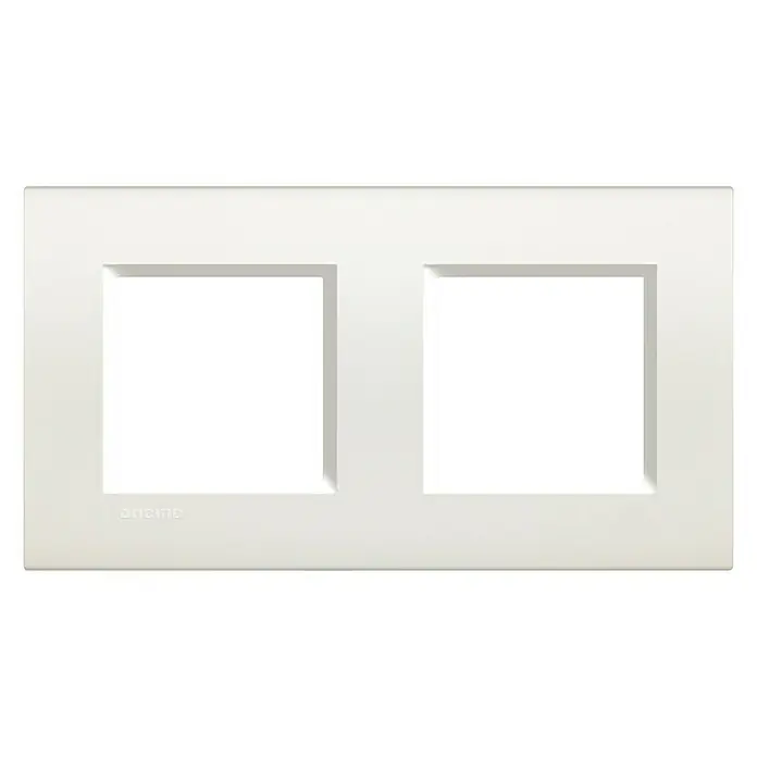 Bticino Living Light Marco - Blanco, Modelo de mecanismos: x 2, Plástico, Instalar - Placa de cubierta doble blanca Bticino para interruptores y enchufes, ideal para una apariencia moderna y limpia en cualquier habitación.