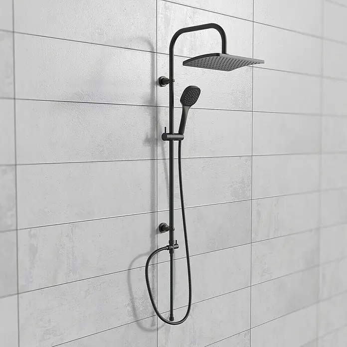 Camargue Duschsystem Florida - Höhe: 97 cm, Schwarz - Schwarze Duscharmatur mit Kopf- und Handbrause vor einer gefliesten Wand. Stilvolles Design für moderne Badezimmer.