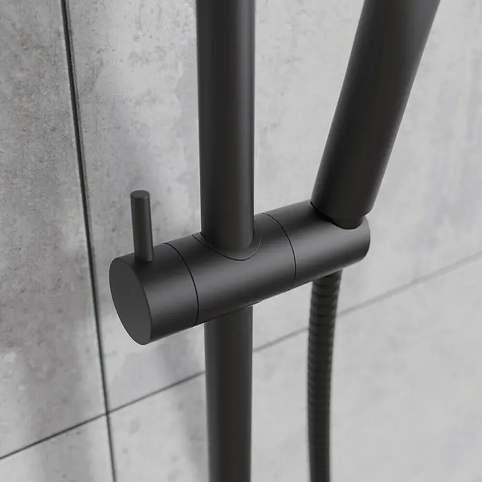 Camargue Duschsystem Florida - Höhe: 97 cm, Schwarz - Detailaufnahme einer eleganten, mattschwarzen Duschstange mit Handbrause, die modernes Design und Funktionalität im Badezimmer vereint.