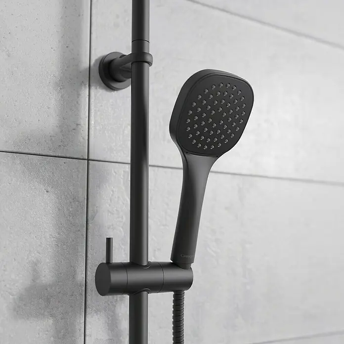 Camargue Duschsystem Florida - Höhe: 97 cm, Schwarz - Moderne, schwarze Duschgarnitur mit Handbrause an einer Wand mit grauen Fliesen. Elegantes Design für jedes Badezimmer.