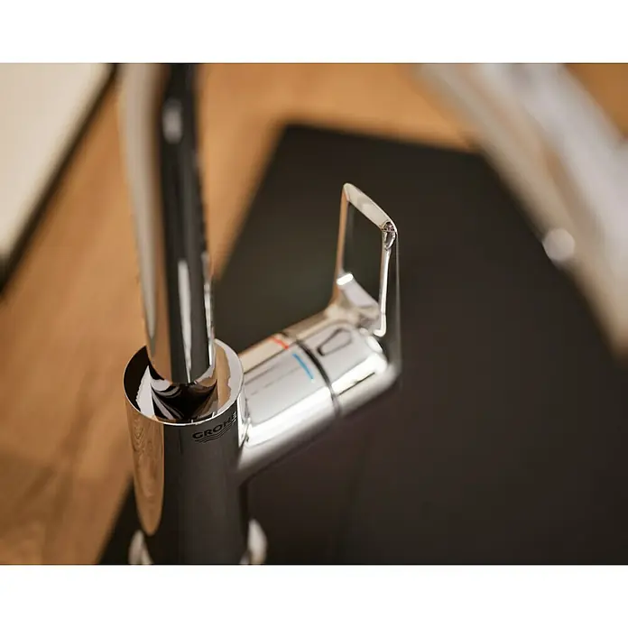 Grohe Start Loop Spültischarmatur - Chrom, Glänzend - Nahaufnahme einer eleganten Grohe Armatur aus Chrom mit Temperaturregler auf einem dunklen Untergrund.