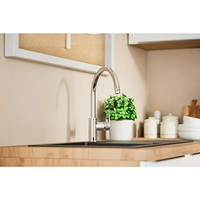 Grohe Start Loop Spültischarmatur - Chrom, Glänzend - Nahaufnahme eines glänzenden Küchenhahns aus Chrom vor einem Spülbecken, der das moderne Küchendesign hervorhebt.