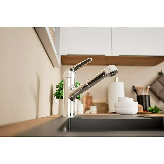 Hansgrohe Focus M41 Grifo de cocina - Cromo, Brillante - Primer plano de un elegante grifo de cocina cromado con líneas modernas sobre una decoración de cocina luminosa. Centrado en diseño y funcionalidad.