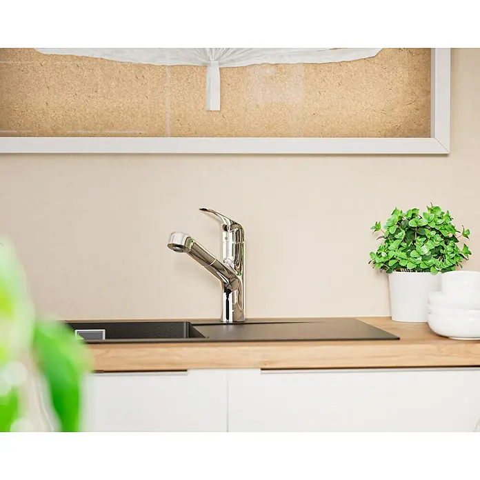 Hansgrohe Focus M41 Grifo de cocina - Cromo, Brillante - Primer plano de un fregadero de cocina moderno con grifo cromado, rodeado de una encimera de aspecto de madera y decoración.