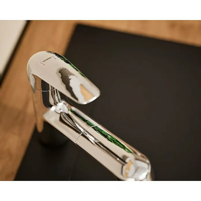 Hansgrohe Focus M41 Grifo de cocina - Cromo, Brillante - Primer plano de un grifo Hansgrohe brillante sobre una superficie oscura, destacando su diseño moderno y la alta calidad artesanal.