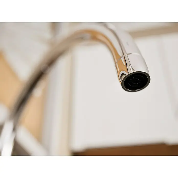 Grohe Start Loop Spültischarmatur - Chrom, Glänzend - Nahaufnahme eines glänzenden Wasserhahns aus Chrom mit schwarzem Auslauf vor einem hellen Hintergrund.