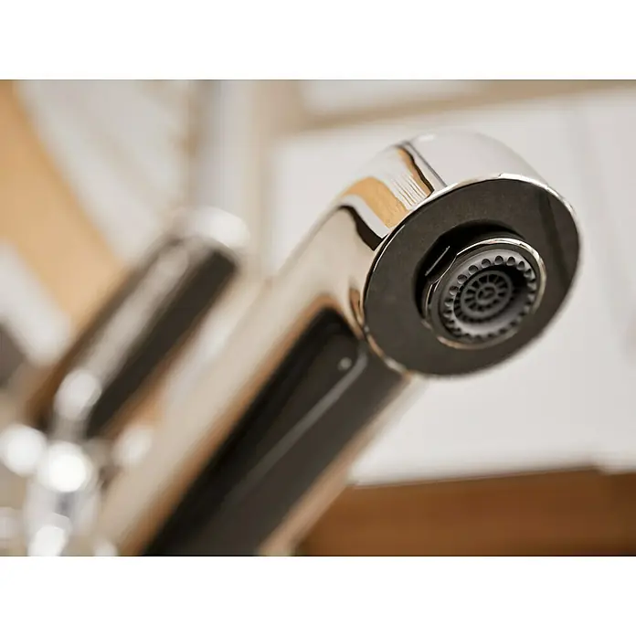 Hansgrohe Focus M41 Grifo de cocina - Cromo, Brillante - Primer plano de un grifo moderno con acabado cromado y cabezal de rociado negro. El diseño es elegante y funcional.