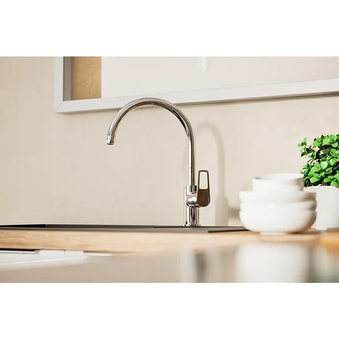 Grohe Start Loop Spültischarmatur - Chrom, Glänzend - Ein moderner Chrom-Küchenarmatur vor einem hellen Hintergrund. Der Fokus liegt auf dem eleganten Design und der Funktionalität der Armatur.