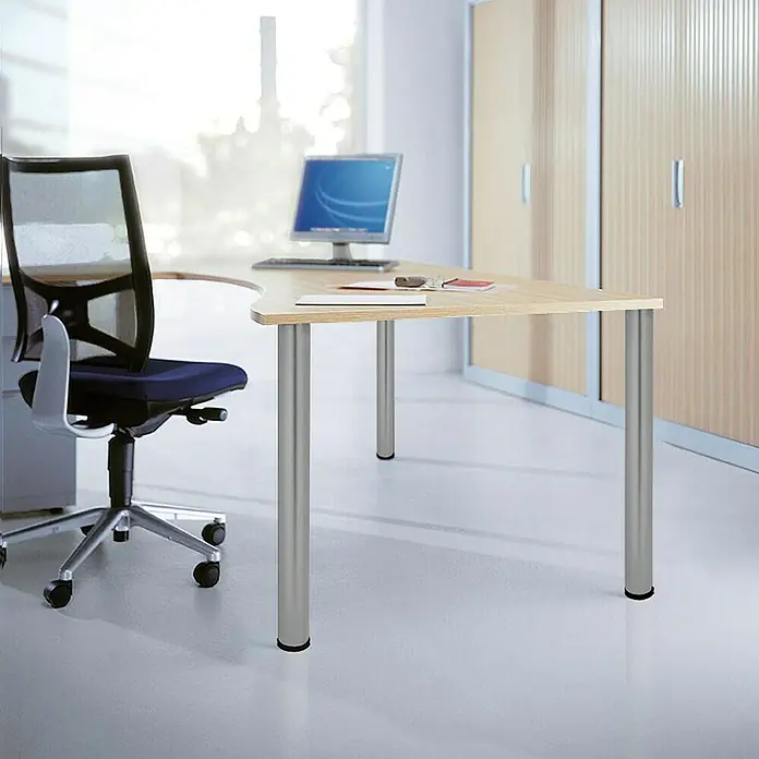 Pata para muebles - Ø x Al: 6 cm x 87,5 mm, Acero, Aluminio - Un escritorio moderno con patas plateadas y una tapa de madera clara en un entorno de oficina luminoso con una silla y un archivador.