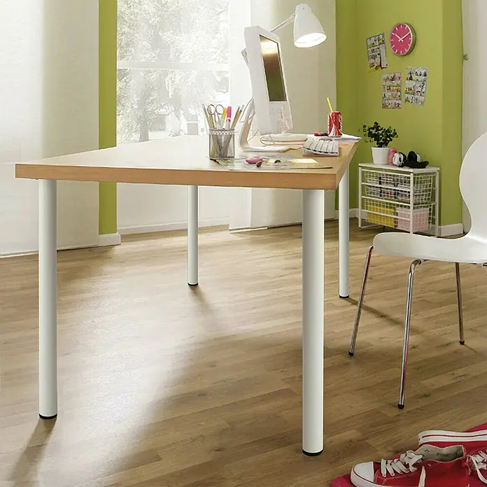 Pata para muebles - Ø x Al: 8 x 71,5 cm, Acero, Blanco - Escritorio luminoso con patas blancas, con un ordenador, una lámpara y bolígrafos. Incluye accesorios y un acento de pared verde al fondo.