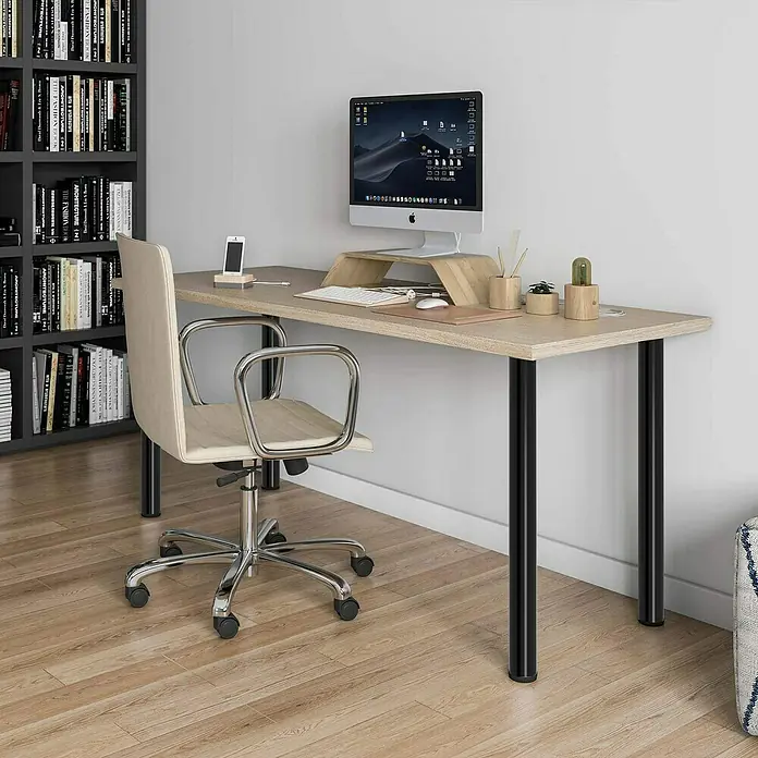 Pata para muebles - Ø x Al: 6 x 71,5 cm, Acero, Negro - El elegante escritorio con estructura metálica negra y tablero de madera clara ofrece un espacio de trabajo moderno para oficina o hogar.
