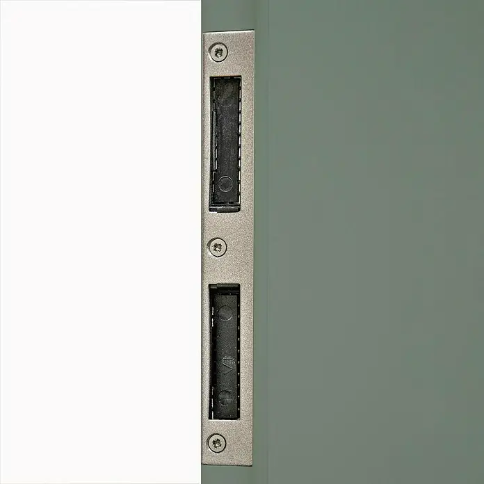 Classen PL Türzarge Kanion - 735 x 1.985 mm, Wandstärke: 120 mm, DIN Anschlag: Rechts, Uni Grün - Nahaufnahme einer Türschnalle aus Metall, die an einer Tür befestigt ist und zwei rechteckige Öffnungen aufweist.