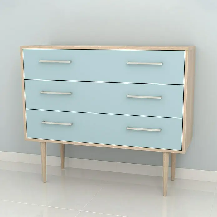 Rei Pata para muebles - Ø x L: 4,8 x 33 cm, Capacidad de carga: 30 kg, Madera - La imagen muestra una cómoda moderna con tres cajones de color azul claro, complementada con tiradores plateados y un marco de madera clara.