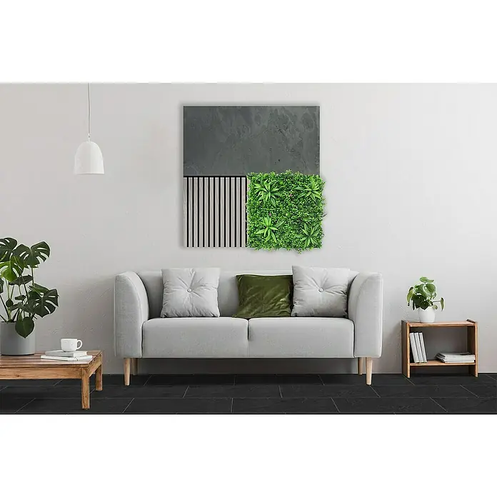 Jangal Wandpaneel Modular Wall Stone - Grey Slate, 1.040 x 520 x 6 mm - Nahaufnahme eines stilvollen Wohnzimmers mit grauem Sofa, Zierkissen und einem dekorativen Wandbild, das eine moderne und natürliche Note verleiht.