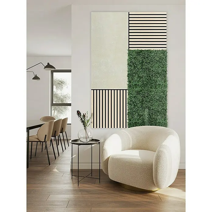 Jangal Wandpaneel Modular Wall Stone - Ivory Sandstone, 1.040 x 520 x 6 mm - Großes Wandpaneel mit Natur- und Holzelementen neben einem beigen Sessel und einem Beistelltisch im Wohnzimmer.