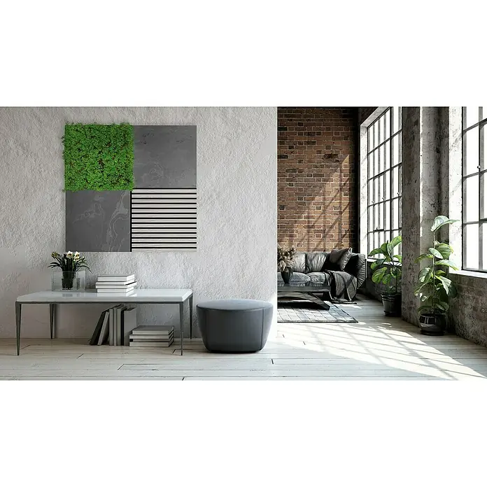 Jangal Wandpaneel Modular Wall Stone - Black Slate, 520 x 520 x 6 mm - Wohnzimmer mit grauen und grünen Wandpaneelen über einem Tisch mit Büchern und einer Vase mit Blumen, neben einem grauen Hocker.