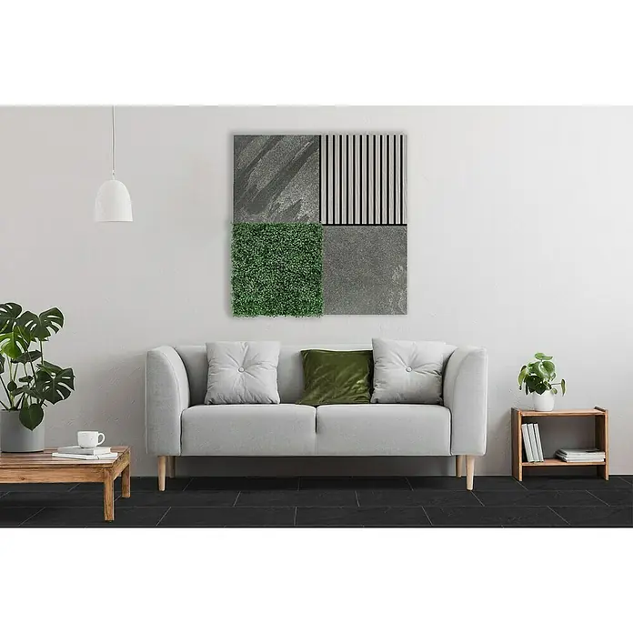 Jangal Wandpaneel Modular Wall Stone - Grey Slate, 520 x 520 x 6 mm - Moderne Wohnzimmerszene mit grauem Sofa, Couchtisch, Zimmerpflanzen und einem auffälligen Wandbild, das das elegante Interieur betont.
