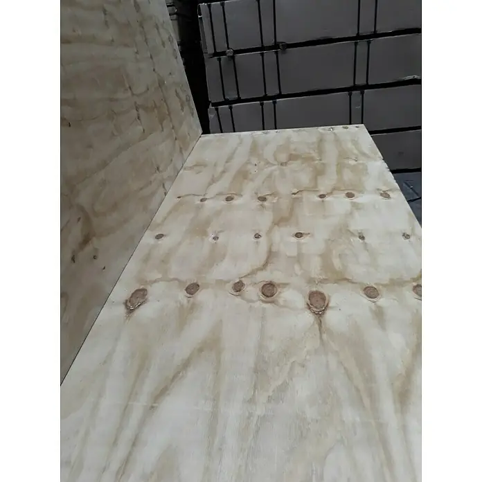 Tablero contrachapado precortado Elliotis Pine C+/C - Pino, 2.500 x 1.250 x 20 mm - Primer plano de una lámina de madera contrachapada de color claro, que revela el grano natural y los agujeros de los nudos de la madera.