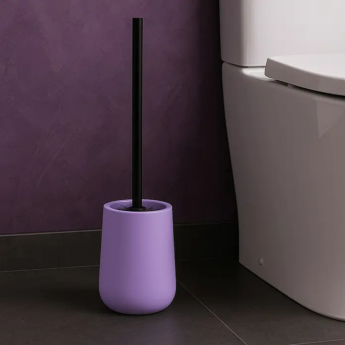 MSV Maonie Escobillero de suelo - Altura: 38,8 cm, Cerámica, Lavanda - Escobilla de baño morada con mango negro junto a un inodoro blanco en un baño. Accesorio de baño práctico y elegante.