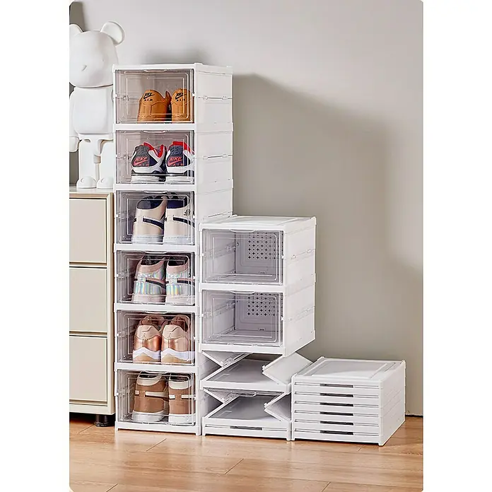 Fulmo Zapatero - Ajuste de altura: 19,5 cm - 105 cm, Blanco/Transparente, Número de compartimentos: 6 ud. - Cajas de almacenamiento de zapatos de plástico blanco, algunas llenas de zapatos y otras vacías, apiladas en forma de escalera.