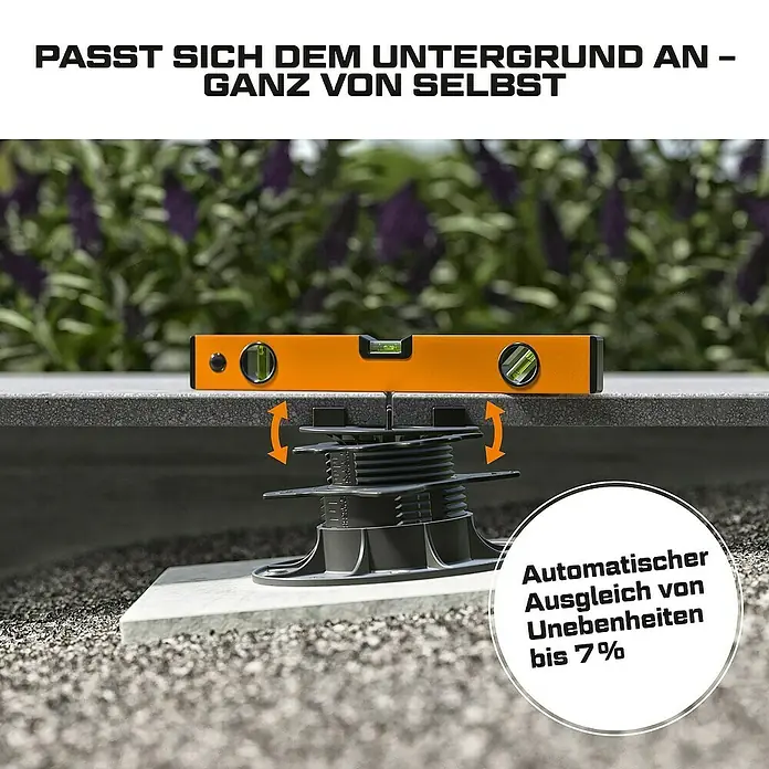 Langfit Stelzlager-Set L - Höhenverstellung: 43 mm - 83 mm, Kunststoff - Das Bild zeigt einen Terrassenlager mit automatischer Nivellierung, der Unebenheiten bis zu 7 % ausgleicht. Eine Wasserwaage liegt obenauf.