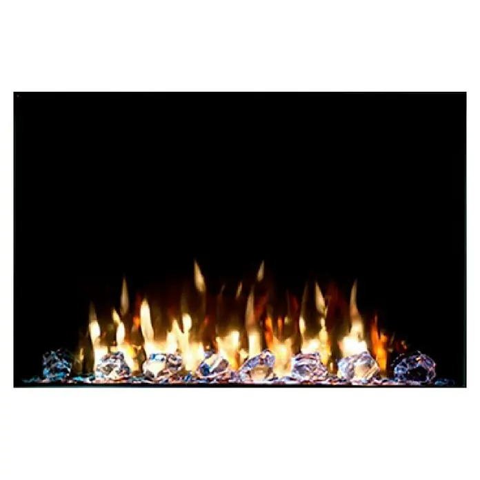 Charlton & Jenrick Chimenea eléctrica i790E Slim - Negro, 1.500 W, 18 x 81,6 x 64,2 cm - Primer plano de una chimenea eléctrica con llamas simuladas y piedras de vidrio decorativas, creando un ambiente acogedor y relajante.