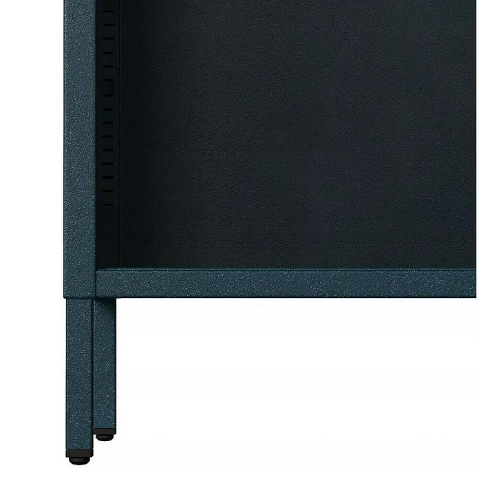 Jan Nowak Bücherregal Luca - B x T x H: 100 x 35 x 90 cm, Dunkelblau - Nahaufnahme eines stabilen blauen Metallregals mit verstellbaren Füßen und perforierten Seiten. Das Regal ist robust und funktional.