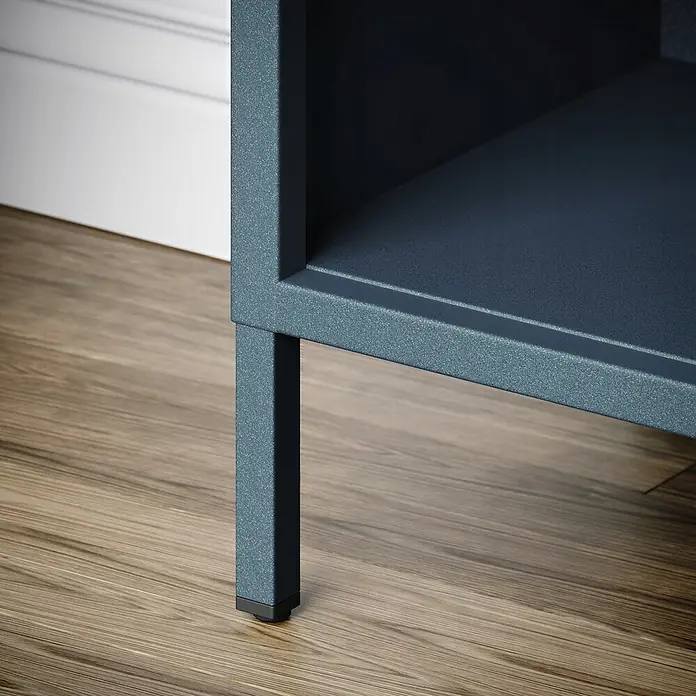 Jan Nowak Bücherregal Mario - B x T x H: 50 x 35 x 180 cm, Dunkelblau - Nahaufnahme eines modernen blauen Metallregals mit einem minimalistischen Design, das auf einem Holzboden steht.