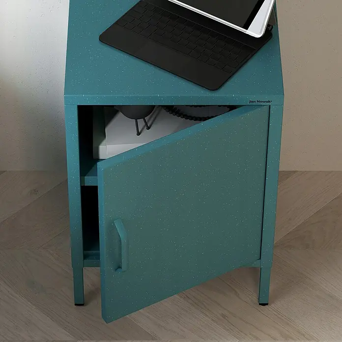 Jan Nowak Nachttisch Mia - L x B x H: 40 x 42,4 x 59,5 cm, Meeresgrün - Nahaufnahme eines blauen Jan Nowak Aktenschranks mit offener Tür, auf dem ein Tablet liegt und der im Innenraum Gegenstände beherbergt.