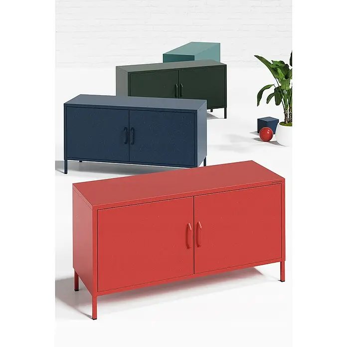 Jan Nowak TV-Schrank Rosa - H x B x T: 59,5 x 115 x 40 cm, Flaschengrün - Das Bild zeigt stilvolle Aufbewahrungsschränke in verschiedenen Farben aufgereiht vor einer weißen Ziegelwand.
