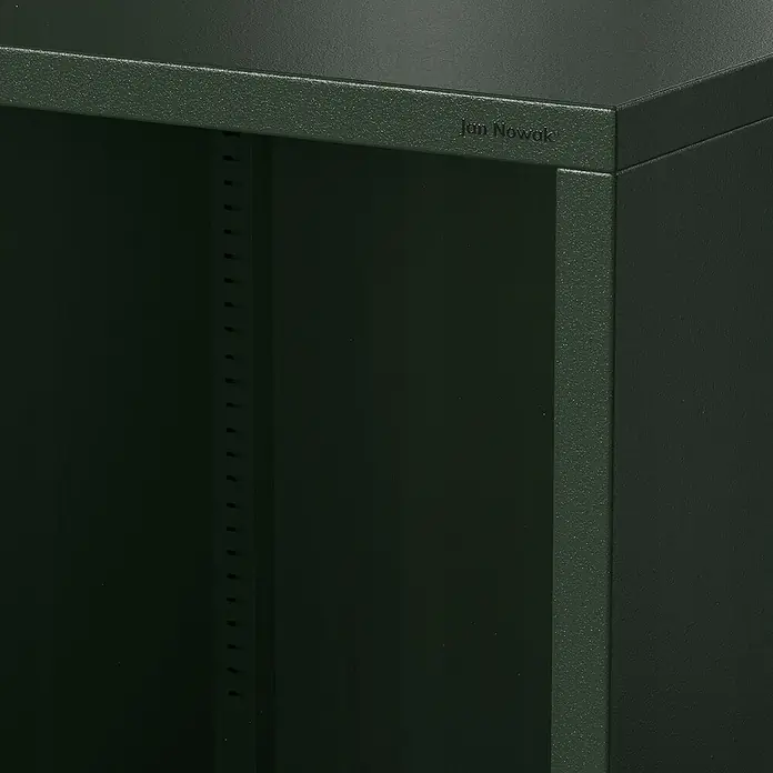 Jan Nowak Bücherregal Luca - B x T x H: 100 x 35 x 90 cm, Flaschengrün - Detailaufnahme eines grünen Jan Nowak Metallschranks, der Robustheit und Funktionalität für Büro und Werkstatt vereint.