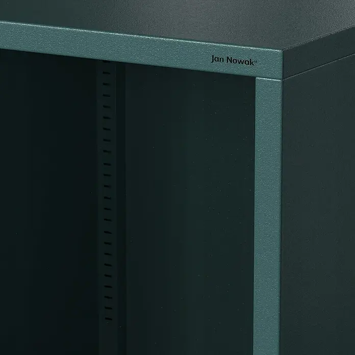 Jan Nowak Bücherregal Luca - B x T x H: 100 x 35 x 90 cm, Meeresgrün - Nahaufnahme eines Büroschranks von Jan Nowak in dunklem Grün, der robuste Aufbewahrungslösungen für den Arbeitsplatz bietet.