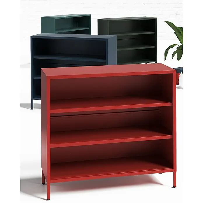 Jan Nowak Bücherregal Luca - B x T x H: 100 x 35 x 90 cm, Meeresgrün - Dieses Bild zeigt ein rotes Bücherregal mit drei Fächern, das ideal für die Aufbewahrung und Organisation von Büchern und anderen Gegenständen ist.