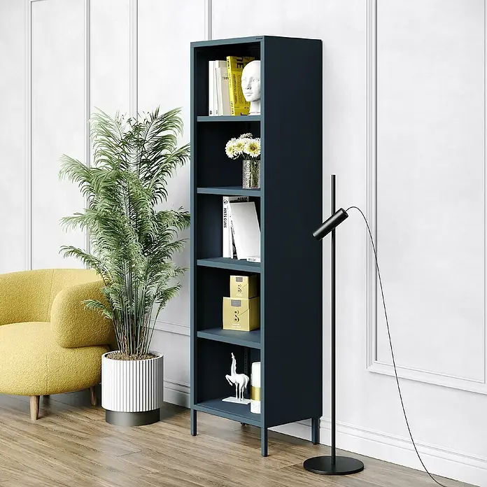 Jan Nowak Bücherregal Mario - B x T x H: 50 x 35 x 180 cm, Dunkelblau - Dunkelblaues Bücherregal mit fünf Fächern, dekoriert mit Büchern und Ziergegenständen, neben einer Stehlampe und einer Zimmerpflanze.