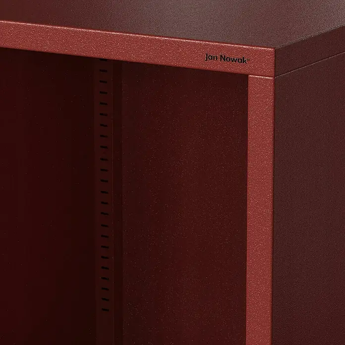 Jan Nowak Bücherregal Mario - B x T x H: 50 x 35 x 180 cm, Rot - Nahaufnahme eines roten Metallschranks mit dem Namensschild „Jan Nowak“. Einblick in das Innenleben des Schranks.