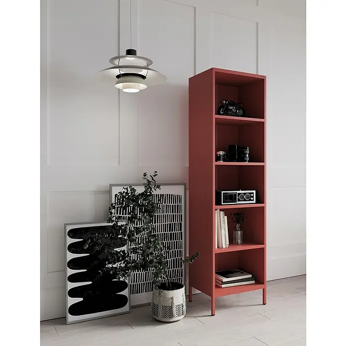 Jan Nowak Bücherregal Mario - B x T x H: 50 x 35 x 180 cm, Rot - Rotes Bücherregal mit fünf Fächern, das mit Deko-Objekten wie einer Kamera und einem Motorrad geschmückt ist, neben Pflanzen und Bildern.